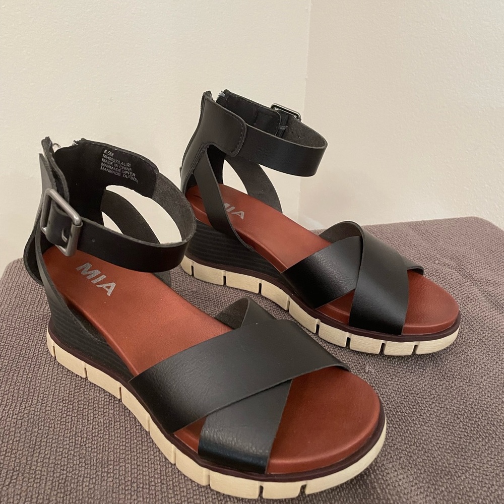 MIA black leather wedge sandals! Super comfy. Size 6.5